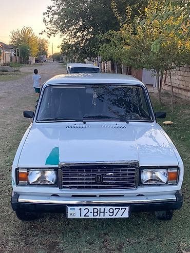 maşin satisi: VAZ 2107 “Jiquli” – sedan, ağ rəng.⁸ - Kuzov: 4 qapı, klassik künclü — 2