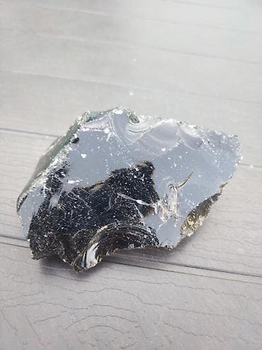 hamam ucun: Nadir tapılan qəhvəyi obsidian daş parçası. - Material: Təbii — 2