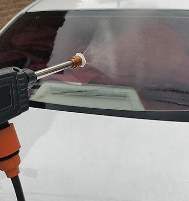 Evdə rahat maşın yumaq üçün avtoyuma aparatı. Çöl ev qapılarını