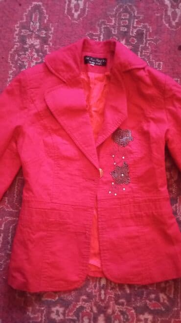 uzun jaketlər: Qadın üçün qırmızı jaket - Parlaq qırmızı rəng, klassik geniş döşlü — 1