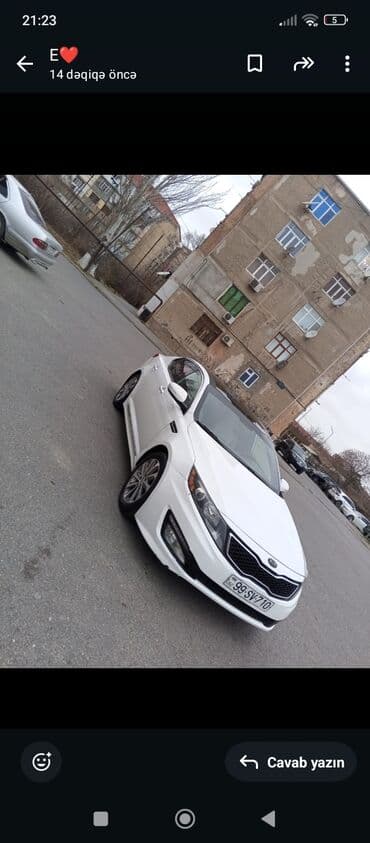 Kia Optima sedan – ağ rəng, qara damla ikiqat tonlu eksteryer. Nömrə