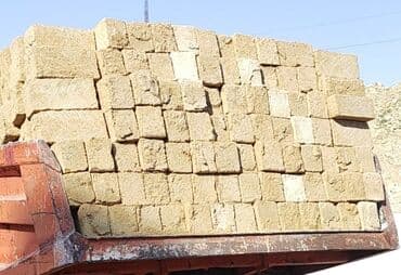 toy sekilleri: Yük maşınının səbətində daşınar tikinti daşları. Hər bir daş səliqəli — 1