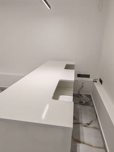 угловой офисный стол: Ağ rəngli resepsiyon/qarşılama masası - Minimalist dizayn, parlaq — 5