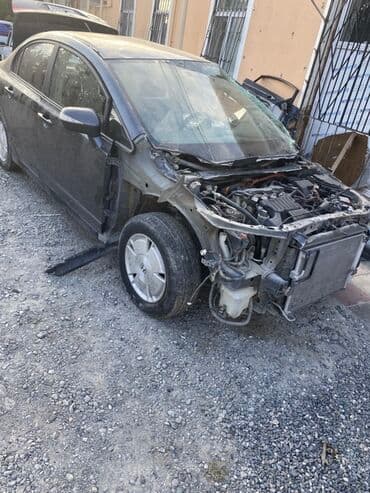 Ön hissəsi zədələnmiş və bəzi hissələri əskik olan boz rəngli Honda