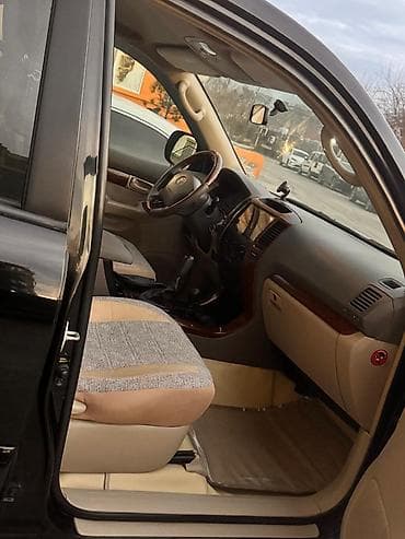 07 salonu: Toyota Land Cruiser Prado (J120) SUV - Gövdə: qara rəng, ön hissədə — 2