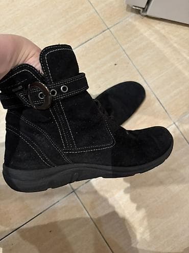 Qadın qış çəkmələri – qara rəng, zamşa material - Stil: kəmərli at lalafo.az Qadın qış çəkmələri – qara rəng, zamşa material - Stil: kəmərli