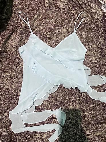 Açıq mavi rəngdə qadın topu - Model: nazik qayışlı, V-yaxa - Dizayn — 2