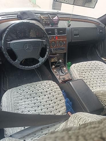 e 3 2: Mercedes-Benz C 250: 2.5 l | 1994 il Sedan — 8