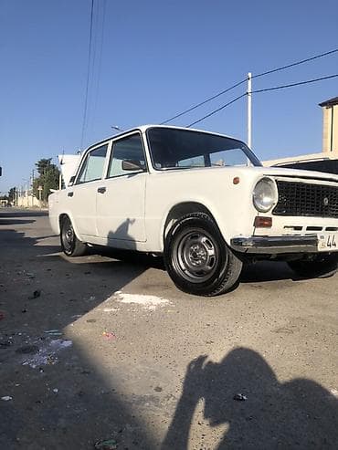 opel 1 4: Vaz 2101, ağ rəng, sedan kuzov. Klassik dizaynlı model, arxa — 10
