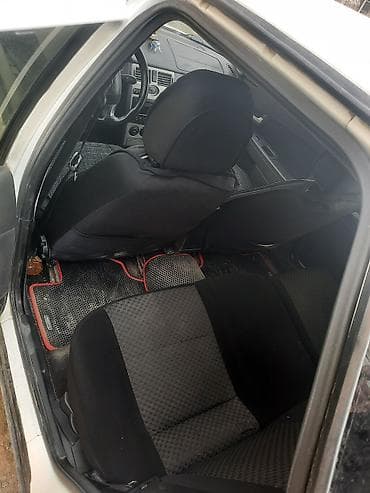 vaz karopkası: Lada Priora 2172, ağ rəng, 5 qapılı hetçbek kuzov. Yığcam ölçülərə — 7