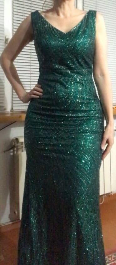 2024 paltar modelleri: Məhsul: Zümrüd-yaşıl, uzun axşam/gecə libası - Model: Uzun siluet — 2