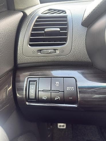 avtomobil oturacaq uzluyu: Kia Sorento – ağ rəngli, şəhər və uzun yol üçün rahat krossover/SUV — 8