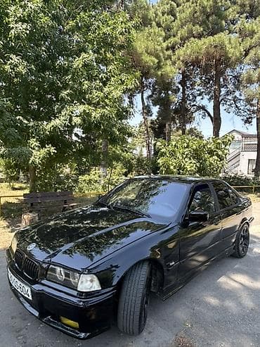авто фольксваген: BMW 3 Seriyası E36 sedan, qara rəng. - Kuzov: 4 qapılı sedan, qara — 7