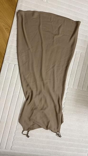 Женская одежда: Bej rəngli, nazik çiyin qayışlı qadın donu. Bu donun rahat kəsimi və — 2