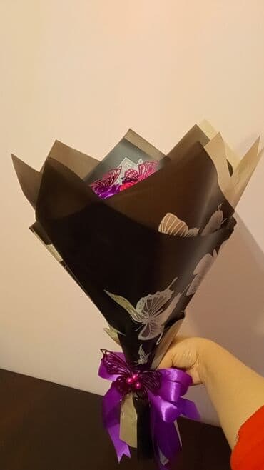 gul bayrami sekiller: Lentdən solmayan güllər bənövşəyi rəngli, 21 ədədli gül buketi 14 — 9