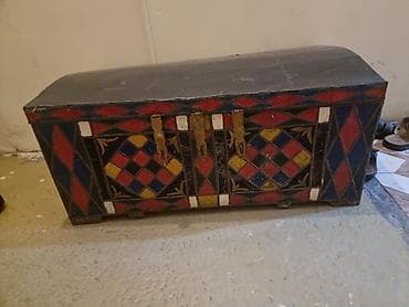 Qedimi Şəki sandığı.Rəngli naxışlarla bəzədilmiş taxta sandıq. -