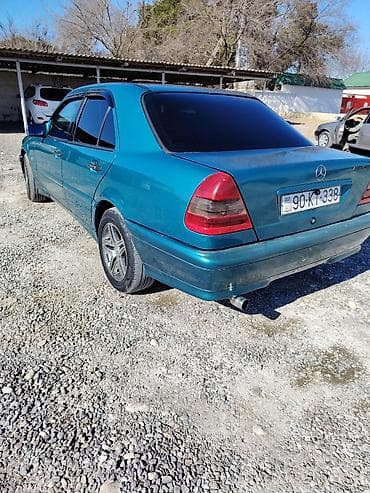 mercedes b class: Mercedes-Benz 220: 2.2 l | 1998 il Sedan — 4