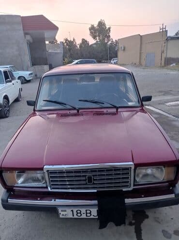 ваза напольная стеклянная высокая без узора: VAZ 2107 sedan Xüsusiyyətlər: - Kuzov: 4 qapılı sedan, tünd qırmızı — 1