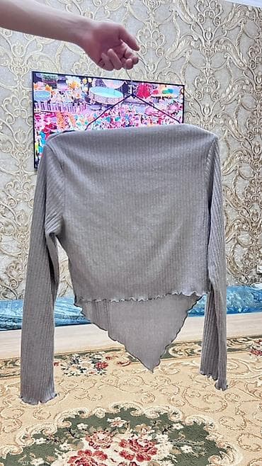 qadin ucun: Qadın üst geyimləri – 4 ədəd Heresi 5 manatdan 1) Şəffaf qara bluz — 4