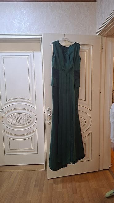 Женская одежда: Zümrüd yaşı tonunda uzun ziyafət donu - Model: qolsuz, V-şəkilli — 3