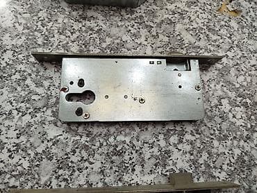 Daxili qapılar üçün mexaniki zamok korpusu - Korpus materialı: metal