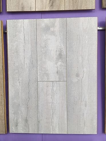 laminat mebel: Ağ-boz tonlarda, taxta teksturalı döşəmə örtüyü (laminat/panel tipli) — 1