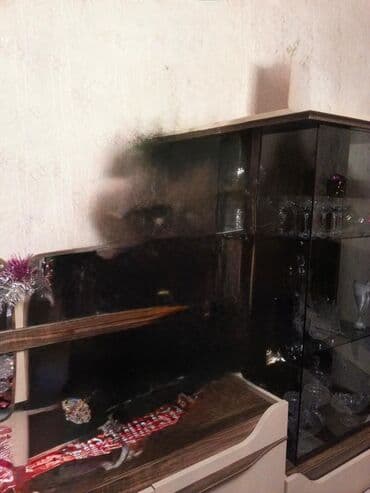 stol ucuz: Yemək masası dəsti, dörd oturacaqlı masadan ibarətdir. Dəst taxta — 2