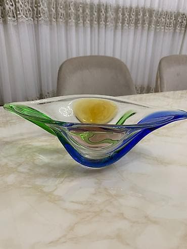 Dekorativ şüşə qab – əl üfürmə üslubunda, göz formanı xatırladan