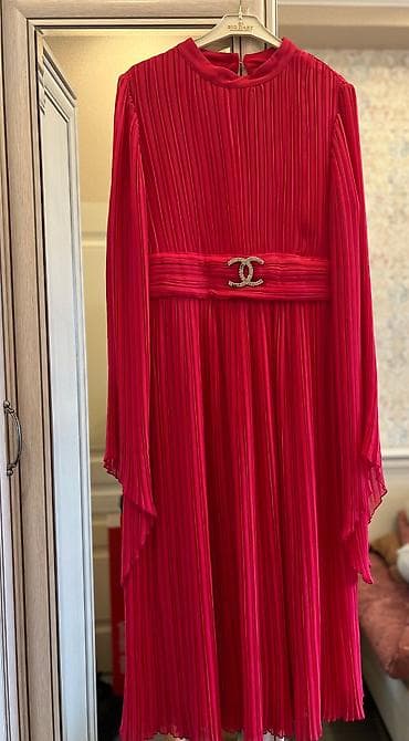 Qırmızı plisəli don - Rəng: parlaq qırmızı - Dizayn: başdan-ayağa