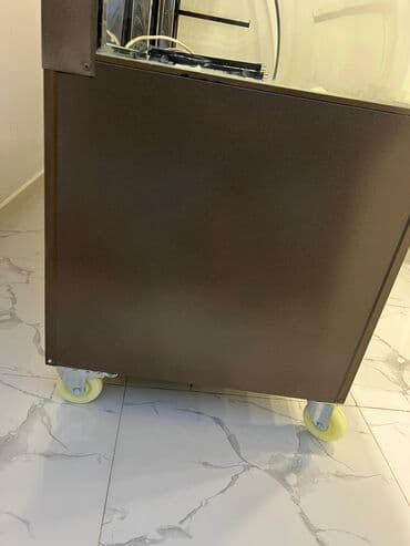 su soyuducu aparat: Bu ticarət vitrin soyuducusu qəhvəyi rəngdədir və şüşə yan panellərə — 16