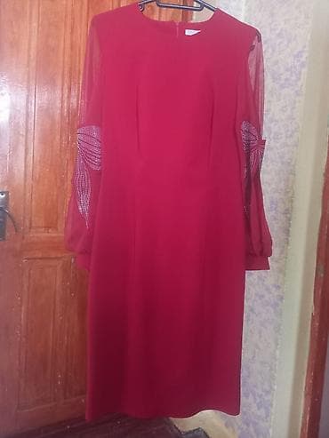 Qırmızı rəngdə zərif qadın paltarı - Kəsim: Dizə qədər uzunluq, düz