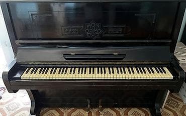 Pianino – klassik dizayn, qara rəngli korpus və dekorativ oyma ön