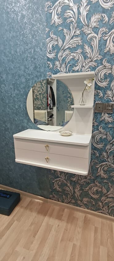 divar rəfi: Güzgülü — 1