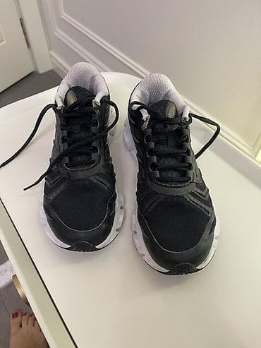 adıdas: Original Adidas 40 ölçü/39 ölçüye uyğundur.Az geyinilib — 1