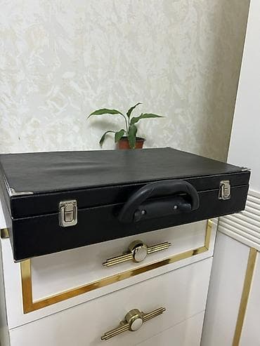 4 lü çanta: Ətir çamadanı, Ətir diplomatı. Təzə kimidir. Vəziyyəti əladır. Şüşələr — 2