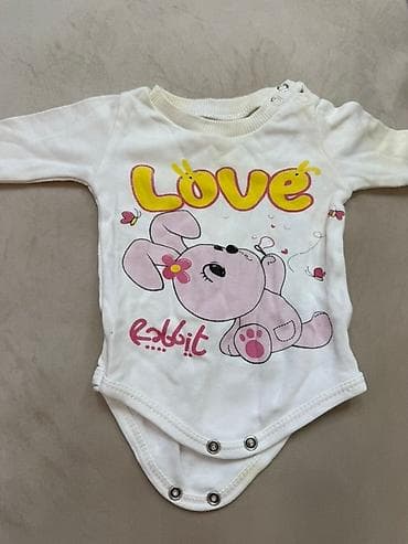 varatnikli koynekler: Ağ rəngdə, uzunqol uşaq bədən geyimi, üzərində "Love" yazısı və — 2