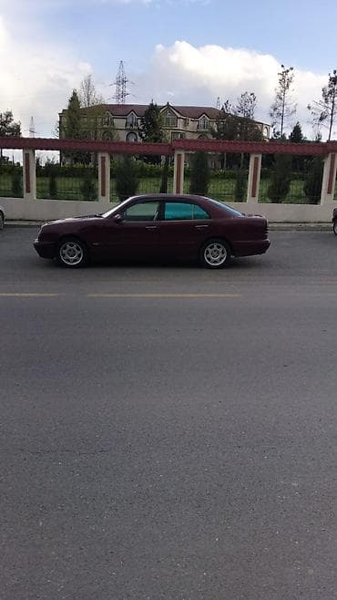 urban bufer qiymeti: Mercedes-Benz E-Class sedan (W210), tünd bordo rəng. - Kuzov: 4 qapılı — 5