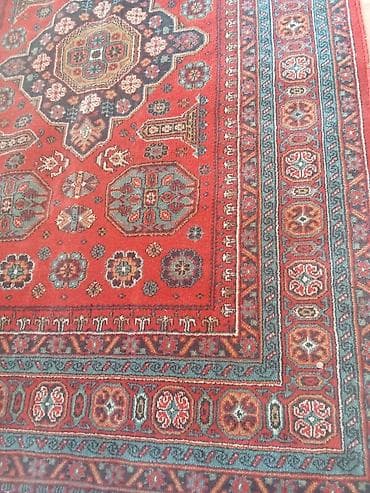 qedimi xalca: Qırmızı əsaslı şərq üslublu xalça - Dizayn: Mərkəzdə rombvari — 1