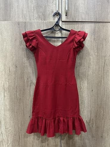 Qırmızı qısa don S ölçü - Model: qolsuz görünümlü, çoxqatlı volanlı