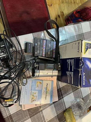 Kompüter, noutbuk və planşetlər: Sony Handycam Digital8 videokamera Xüsusiyyətlər: - Digital8 kasseta — 9