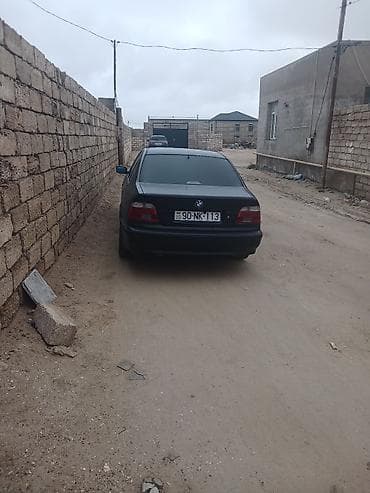 fara 210: BMW 5 Series sedan (E39 kuzov) - Kuzov: sedan, qara rəng - Nömrə — 2