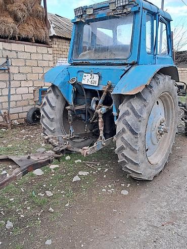 kompressor 25l: Mavi rəngli təkərli kənd təsərrüfatı traktoru və qoşqu dəsti — 8