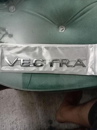 opel baqaj: Avtomobil üçün “VECTRA” yazılı xrom emblem. Model adı şəklində — 2