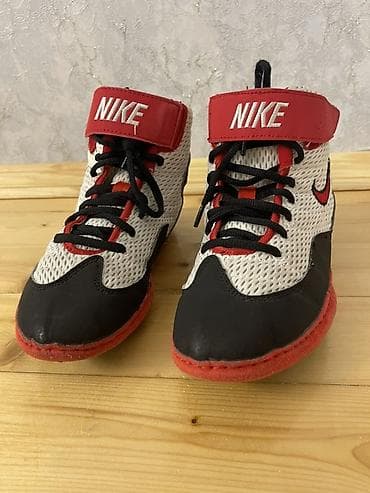 rezin botlar: Nike uşaq üçün basketbol üslubunda hündürkedsilər - Model: Nike — 2
