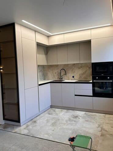 mətbəx üçün jalüzlər: Ağ rəngli, müasir dizaynlı mətbəx mebeli dəsti. Dolablar quraşdırılıb — 4