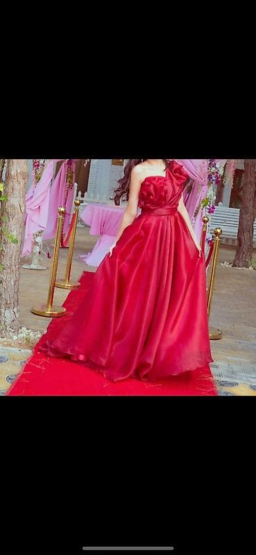 Tikilme paltardir, 1 defe geyinilib, hec bir qusuru yoxdur. Yeni