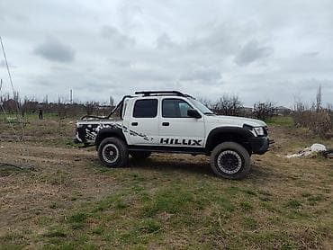 Toyota Hilux pikap - Kuzov: ağ rəng, 4 qapı, iki kabin (Double Cab)