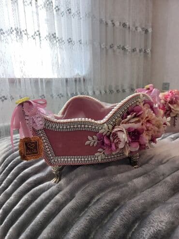 8 mart ucun hediyeler: Çəhrayı rəngdə, zərif güllərlə bəzədilmiş dekorativ səbət. Səbətin — 6