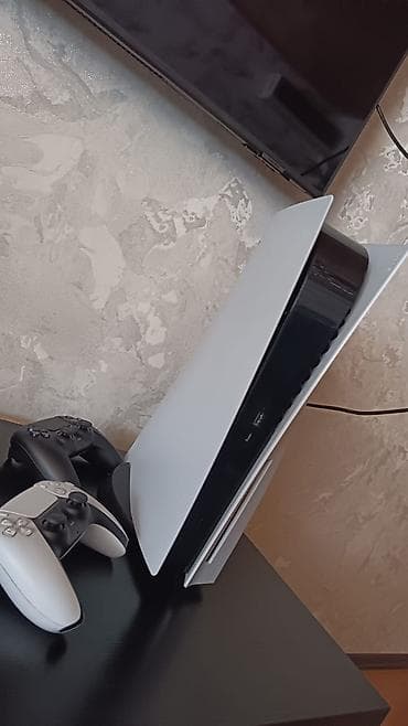 Playstation5 10oyunu var 2pult 4aydir alinib 770azn buzovna