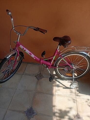 Uşaqlar üçün çəhrayı rəngdə Stels markalı velosiped. Bu model gənc